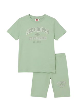 Ensemble t-shirt à manches courtes vert clair et short avec le texte « Lee Cooper East London Est. 1908 » sur les deux pièces.