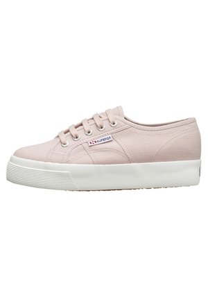 Niski różowy materiałowy sneaker z białą gumową podeszwą, sznurowadłami i metką z logo "Superga" po boku.