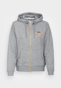 Veste à capuche zippée grise en mélange de coton, avec une fermeture éclair dorée, des poches avant et un logo brodé avec des accents rouges et jaunes.