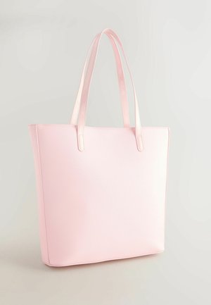 Sac cabas rose en matière synthétique lisse, doté de deux longues anses et d'une forme carrée structurée avec une finition texturée subtile.