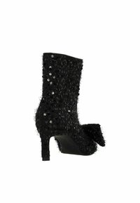 Zwarte enkellaars met een textuur, versierd met pailletten. Heeft een strikdetail aan de achterkant en een stilettohak.