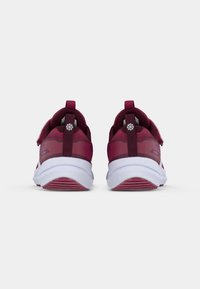 Scarpe da atletica color bordeaux con upper in rete, suola bianca e supporto per la caviglia imbottito. Presentano un tassello posteriore e dettagli riflettenti.