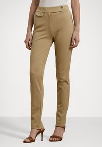 Khaki nohavice strihané z hladkej tkaniny, s vysokým pásom, dvoma prednými vreckami a slim fit strihom s jemným leskom.