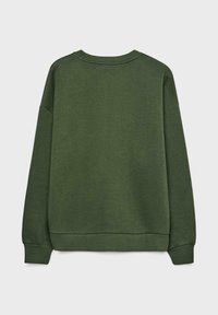 Sweat-shirt vert foncé avec un col rond, des manches raglan longues, des poignets côtelés et une coupe décontractée. Texture lisse sans motifs visibles.