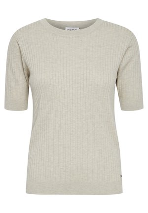 Lichtbeige korte mouwen trui, ribbelstructuur, ronde halslijn en rechte zoom, met een klein logoaccent nabij de onderkant.