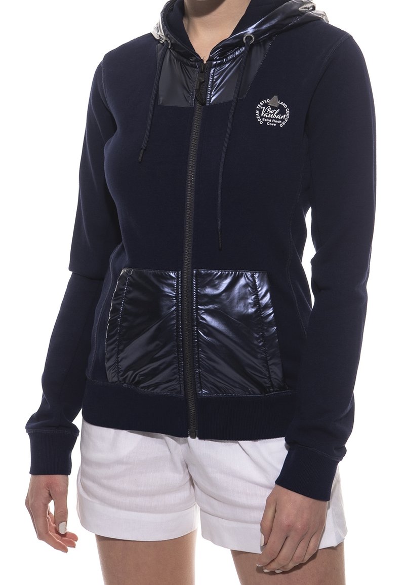 Felpa con cappuccio navy con zip, caratterizzata da un pannello frontale lucido e testurizzato e dettagli sul cappuccio, con un logo sulla parte superiore sinistra e tasche frontali.