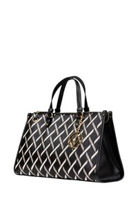Sac à main noir avec motif tissé blanc, matériel doré, deux poignées supérieures et une chaîne décorative avec un pendentif logo. Texture lisse.