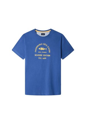 T-shirt di cotone blu con colletto a girocollo, caratterizzato da testo giallo e una grafica di pesce. Il testo include "FACONNABLE CÔTE D'AZUR" e "SEASIDE EDITION."