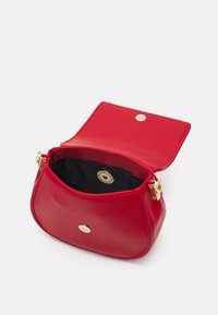 Love Moschino QUILTED SADDLE BAG - Mala a tiracolo - rosso