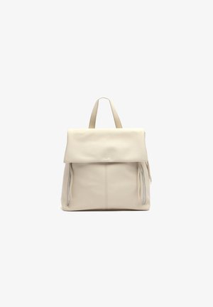 Mochila de cuero beige con una solapa plegable, bolsillos frontales con cremallera y dos correas laterales. Textura suave y diseño minimalista.