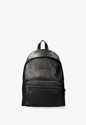 Schwarzer Leder-Rucksack mit strukturierten Oberflächen, abgerundetem Oberteil, einer frontalen Reißverschlusstasche und einem zentralen Logo. Verstellbare Schultergurte und Tragegriff an der Oberseite.