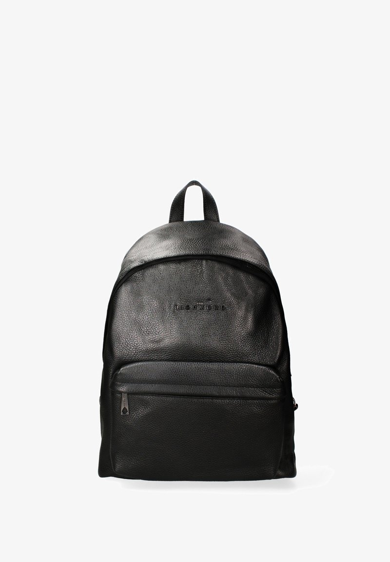 Sac à dos en cuir noir avec une surface texturée, un sommet arrondi, une poche zippée à l'avant et un logo central. Bretelles réglables et poignée supérieure.