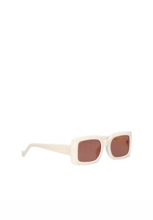 Gafas de sol cuadradas con un marco mate color crema, lentes marrón oscuro y brazos delgados. Textura suave; diseño minimalista; sin marcas visibles.