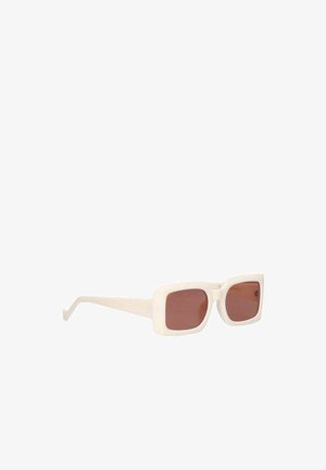 Gafas de sol cuadradas con un marco mate color crema, lentes marrón oscuro y brazos delgados. Textura suave; diseño minimalista; sin marcas visibles.