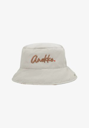 Cappello a secchiello beige chiaro con scritta "Anekke" ricamata in marrone e piccolo cuore rosso sul davanti.