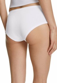 Weiße Baumwollunterwäsche mit glatter Textur, voller Bedeckung und nahtlosem Bund. Das Design ist einfach und funktional ohne zusätzliche Verzierungen.