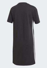 Czarna sukienka o krótkich rękawach, sięgająca do kolan, z białymi paskami po bokach oraz okrągłym dekoltem, pokazana z tyłu na jednolitym tle.