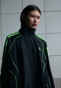 adidas Originals - TEAMGEIST  - Lengva striukė - black/signal green Miniatiūros vaizdas 1