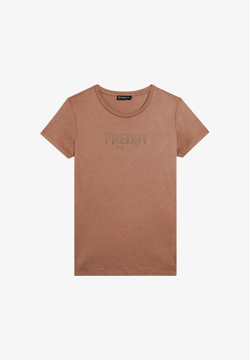 Camiseta de algodón marrón con mangas cortas, un cuello redondo y un logo texturizado de "FREDDY" adornado con pequeñas chispas.