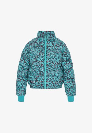 Vuorattu takki, jossa on turkoosi pohja ja musta, vaaleanpunainen sekä punainen leopardikuosi. Varustettu korkealla kauluksella ja ribbitetyillä hihoilla, vetoketju suljettuna.