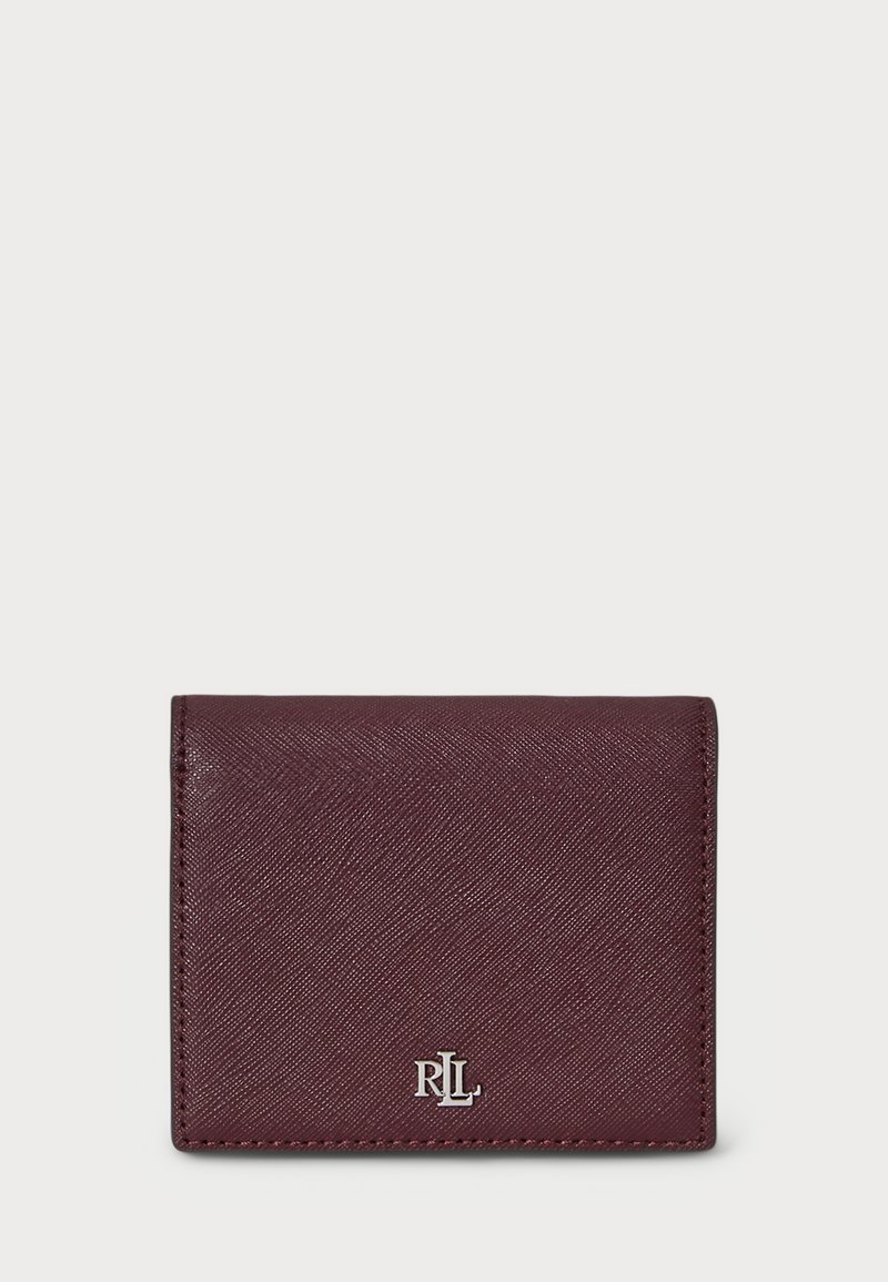 Bordo odinės piniginės su tekstūruotu paviršiumi, su sidabriniu logotipu ir minimalistiniu dizainu. Patalpinta kompaktiškumui, nematoma furnitūra.