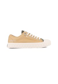 Sneakers bassi in tela marrone con suola in gomma bianca, dotati di punta rinforzata, occhielli in metallo e accento verde sulla linguetta.