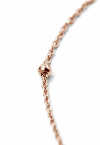 Collar de cadena en oro rosa con diseño de eslabones texturizados y un cierre de cuenta redonda, que exhibe una superficie lisa y pulida.