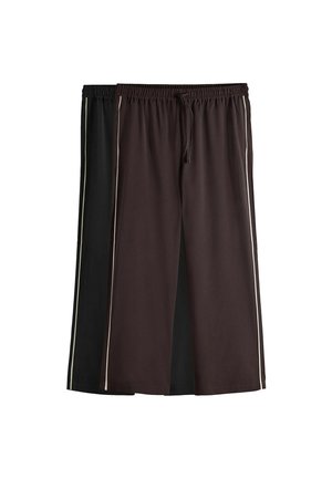Crne i smeđe atletske šortse s elastičnom waistband, vezicom i bijelim bočnim prugama; tkanina izgleda glatko s laganim dizajnom.