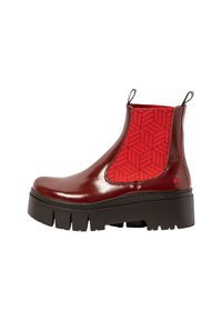Bordeaux leren Chelsea-boot met een gestructureerd rood elastisch zijpaneel met een geometrisch patroon en een dikke zwart platformzool.