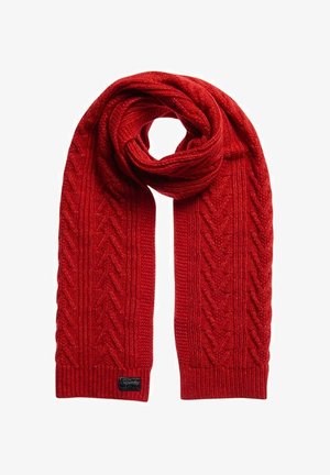 Écharpe tricotée rouge vif avec motifs en torsade, partiellement bouclée, avec une petite étiquette de marque rectangulaire à une extrémité.