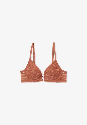 Soutien-gorge en dentelle couleur rouille avec bretelles réglables et motifs floraux, présentant des panneaux latéraux en tulle transparent et une petite découpe centrale.