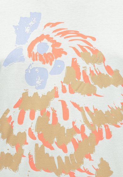 Υφάσματα ανοιχτόχρωμα με μεγάλο αφηρημένο σχέδιο πουλι ού σε αποχρώσεις κοραλλί, μπεζ και ανοιχτό μπλε, με υφές από πινελιές.