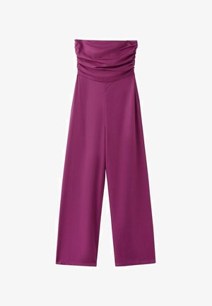 Schulterloser Jumpsuit mit weitem Bein in tiefem Magenta, mit gerafftem Oberteil und gerade gesäumten Beinen, aus glattem Stoff gefertigt.