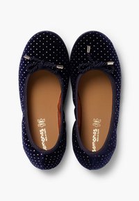 Tmavě modré sametové balerínky s bílými puntíky, s poutkovými krajkami a kovovými konci, s hnědou stélkou se značkovým detailem.