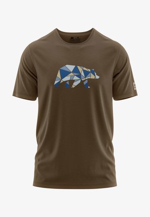 Camiseta corta marrón de manga corta con un gráfico geométrico de un oso en tonos azules y beiges, hecha de un tejido suave y transpirable.