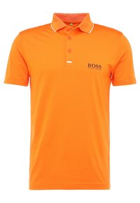 Polo orange en tissu lisse, avec un col, une patte à trois boutons, des accents blancs et un logo imprimé sur le côté gauche de la poitrine.
