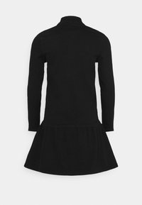 Černé dlouhé šaty s pevnou korzetovou částí a rozšířenou, nařasenou sukní. Vyrobené z měkkého materiálu s hladkou strukturou. Žádné viditelné kovové prvky.