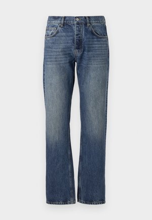 Jeans de denim azul com um design de perna reta, apresentando um acabamento desbotado, estilo de cinco bolsos e acabamentos em metal na cintura.
