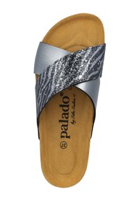 Sandalo scivoloso grigio con cinturino a strisce zebra glitterato, soletta beige imbottita e suola morbida e testurizzata. Design leggero e informale.