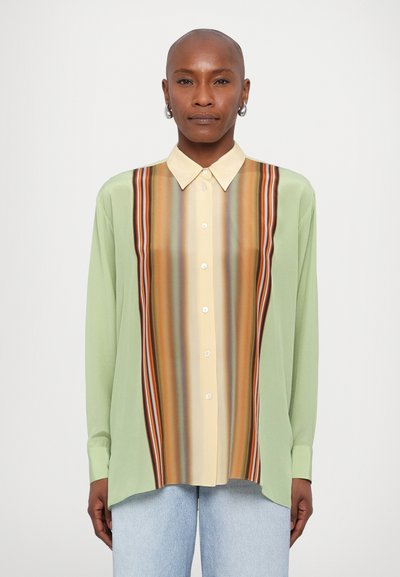 Camicia a maniche lunghe realizzata in un tessuto verde chiaro con un motivo a righe verticali multicolori al centro, rifinita con un colletto beige.