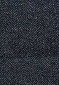 Dunkles, in Fischgrätmuster gewebtes Stoffmaterial mit einer strukturierten Webart in unterschiedlichen Blautönen, akzentuiert durch subtile helle Fasern überall.