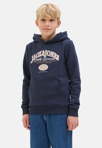 Marineblauer Hoodie mit Kängurutasche, ausgestattet mit einem weißen Logo-Druck auf der Brust und einer Kapuze mit Kordelzug. Weicher Stoff, lässige Passform.