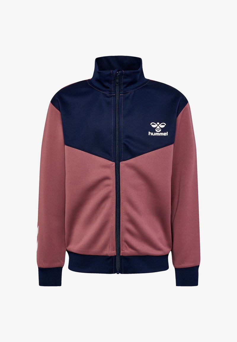 Chaqueta deportiva con cremallera completa, con parte superior del pecho y collar en azul marino, mangas y cuerpo en color malva, y logo de hummel en el lado izquierdo del pecho.