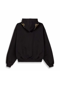 Sudadera con capucha negra con un diseño recortado, puños acanalados y un acento decorativo en la capucha. Textura suave y ajuste relajado.