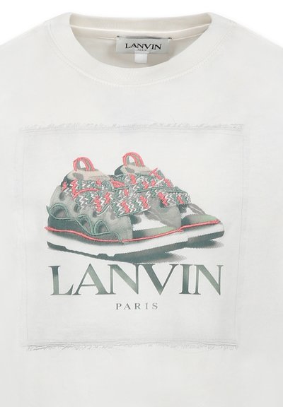Witte katoenen sweatshirt met een graphic van groene sneakers met rode accenten. "LANVIN PARIS" gedrukt onder het ontwerp. Gepreste randen op de graphic.