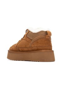 Botas de tobillo de ante marrón con parte superior de punto texturizado, cuello de piel sintética y suela gruesa de goma con borde en zigzag.