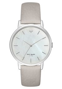 Reloj de pulsera plateado con caja redonda, esfera de nácar, marcadores de hora minimalistas y una suave correa de cuero gris. Presenta un logo de espada.