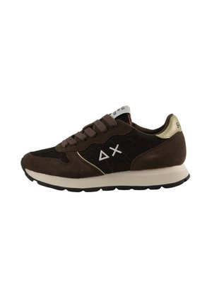 Baskets marron en daim et textile avec semelle beige, lacets à l'avant et logo géométrique blanc sur le côté, vues de profil.