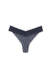 Tanga in pizzo blu navy con motivo a cuori, bordi scallopati e un tessuto morbido e elastico per il comfort.
