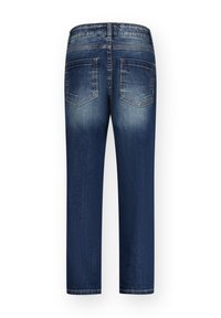 Vista trasera de unos jeans de mezclilla azul con detalles desgastados, dos bolsillos traseros y costuras visibles a lo largo de las costuras y la cinturilla.